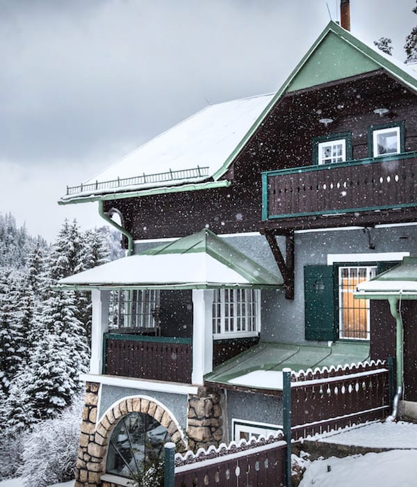 Die schneebedeckte Villa Antoinette