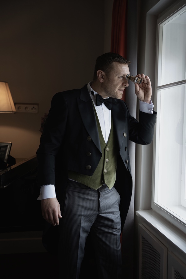 Der Butler blickt aus dem Fenster