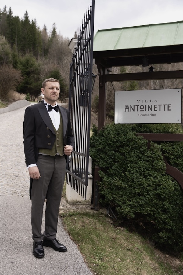 Der Butler am Eingangstor der Villa Antoinette