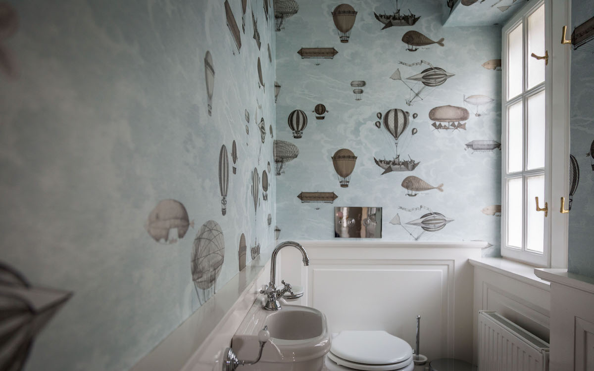 Bild der Toilette mit der Luftschifftapete